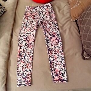 Adorable medium 8 girls Old Navy activewear with pockets leggings